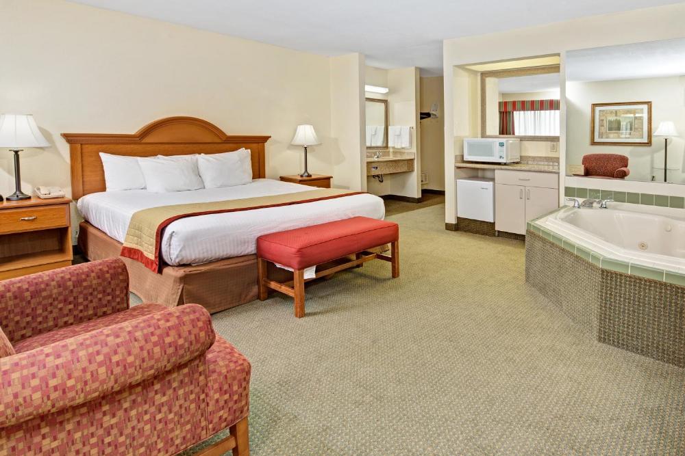 King Suite with Jetted Tub - Non-Smoking interior